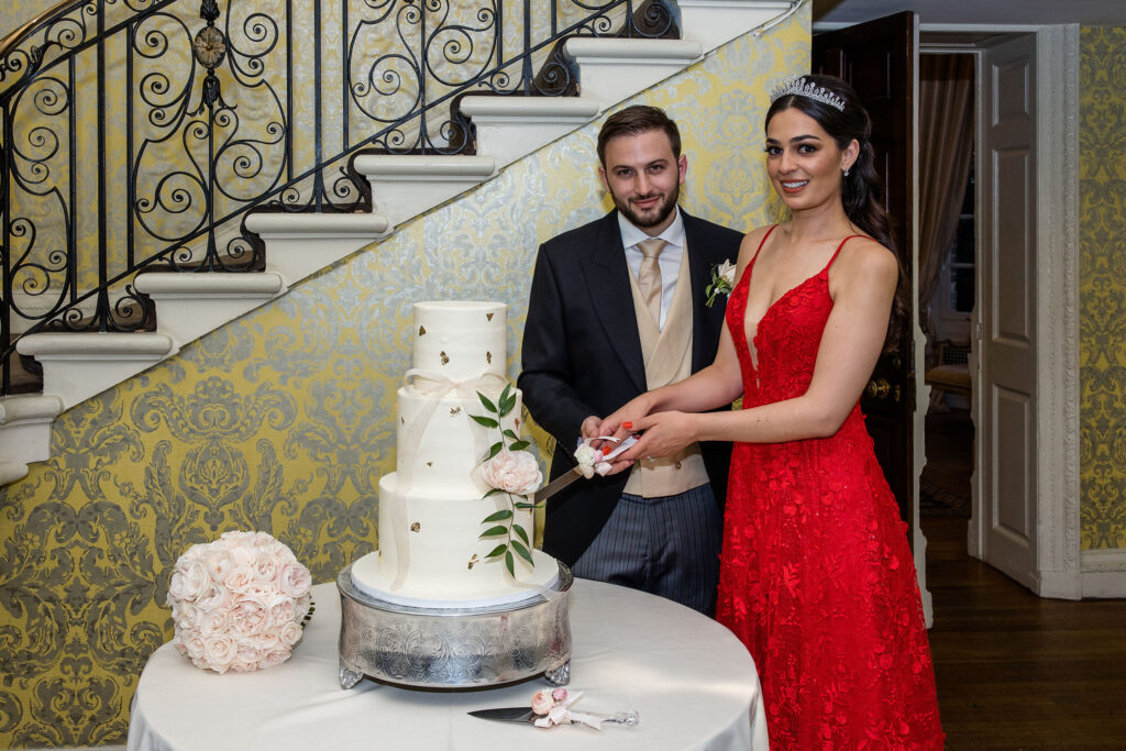 Hedsor House wedding cutting the cake